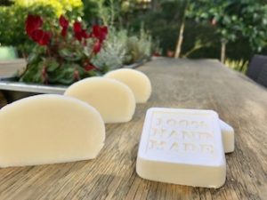 Naturseifen in natürlicher Umgebung mit hochwertigen Bio-Oelen