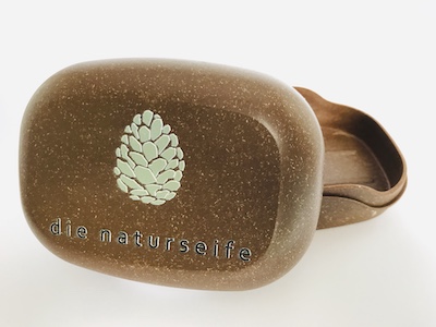 natürliche Seifendose nachhaltig biologisch aus Holz Reisebegleitung naturseife shop gut fuer haarseife